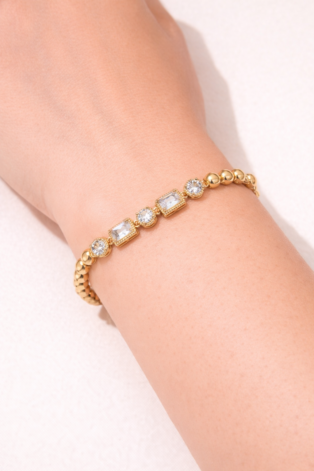 Elegant gold bracelet with sparkling stones